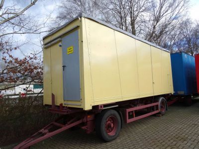 Container inkl. Lafette mit separatem Sitzbereich und Vorratsraum