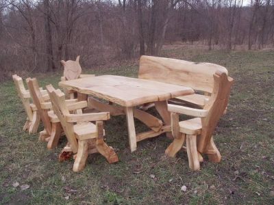 Rustikale Massivholz Tische und Bänke