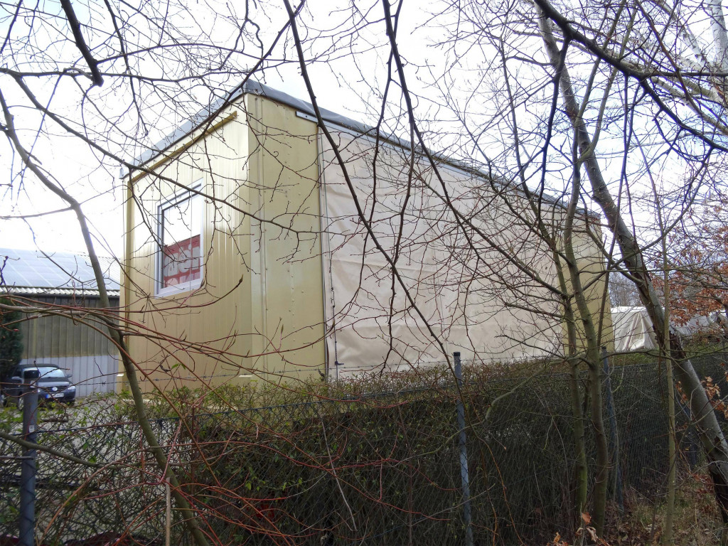 Container inkl. Lafette mit separatem Sitzbereich und Vorratsraum