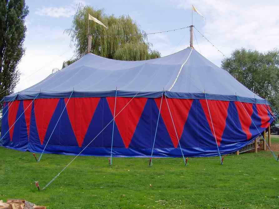 2 Zirkuszelte, Chapiteau 18m Ø mit Prüfbuch, TÜV, Zubehör, auf 2 Möbelwagen