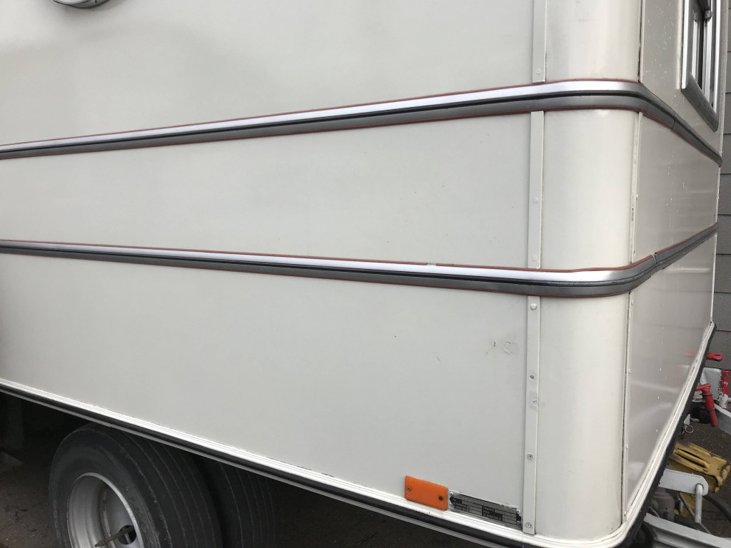 Suche Aluminium Zierleiste für Wohnwagen (Füllerleiste)