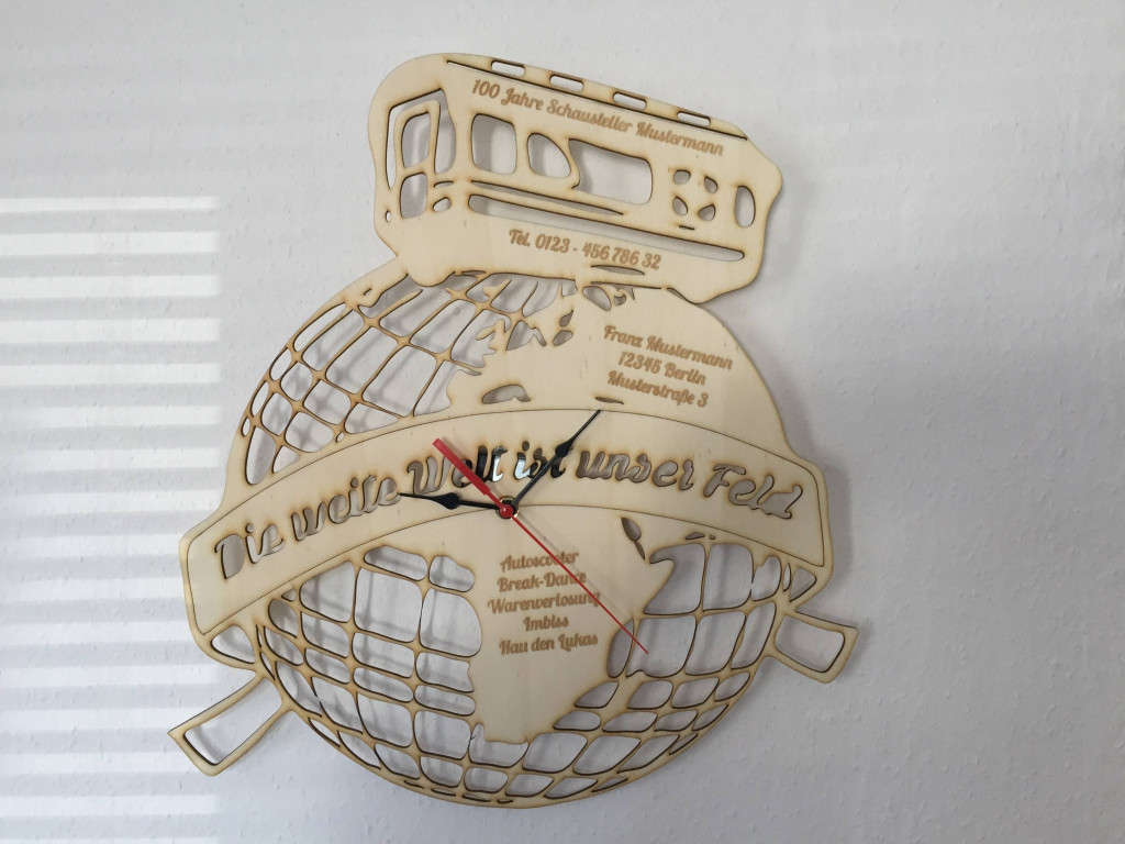 Wanduhr "Die weite Welt ist unser Feld"