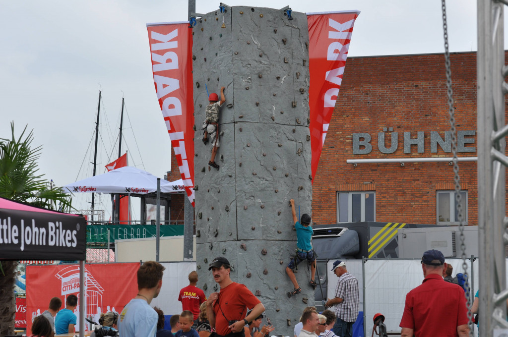 klappbare Kletterwand auf Anhänger