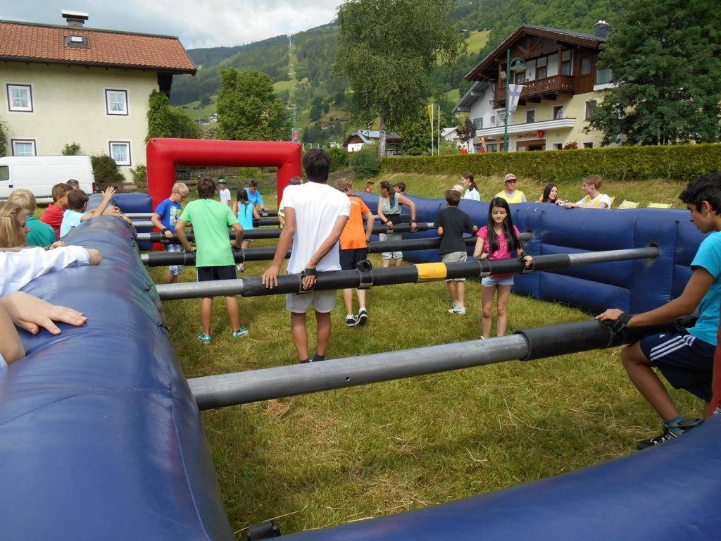 XXL Menschenkicker / Human Table soccer mit Stangen