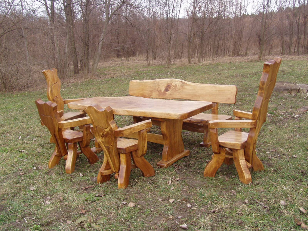 Rustikale Massivholz Tische und Bänke